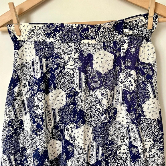 Elegant Blue and White Midi Skirt with Red Accents - Picture 2 of 5